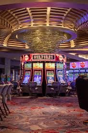 betwizard တိုက်ရိုက် ကာစီနိုတွင် Live Dealer နှင့် Baccarat ကစားနေသောမြင်ကွင်း
